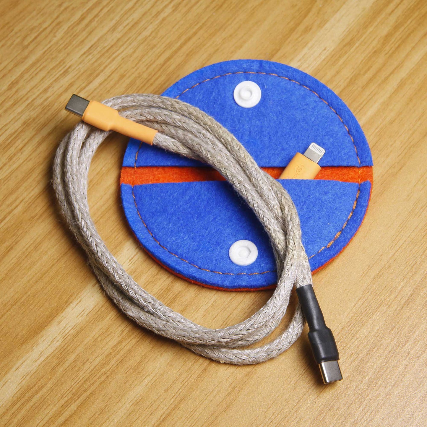 Wasserhahn recable USB-Ladekabel mit iPhone Adapter und Mantel aus Flachs in Kabelorganizer