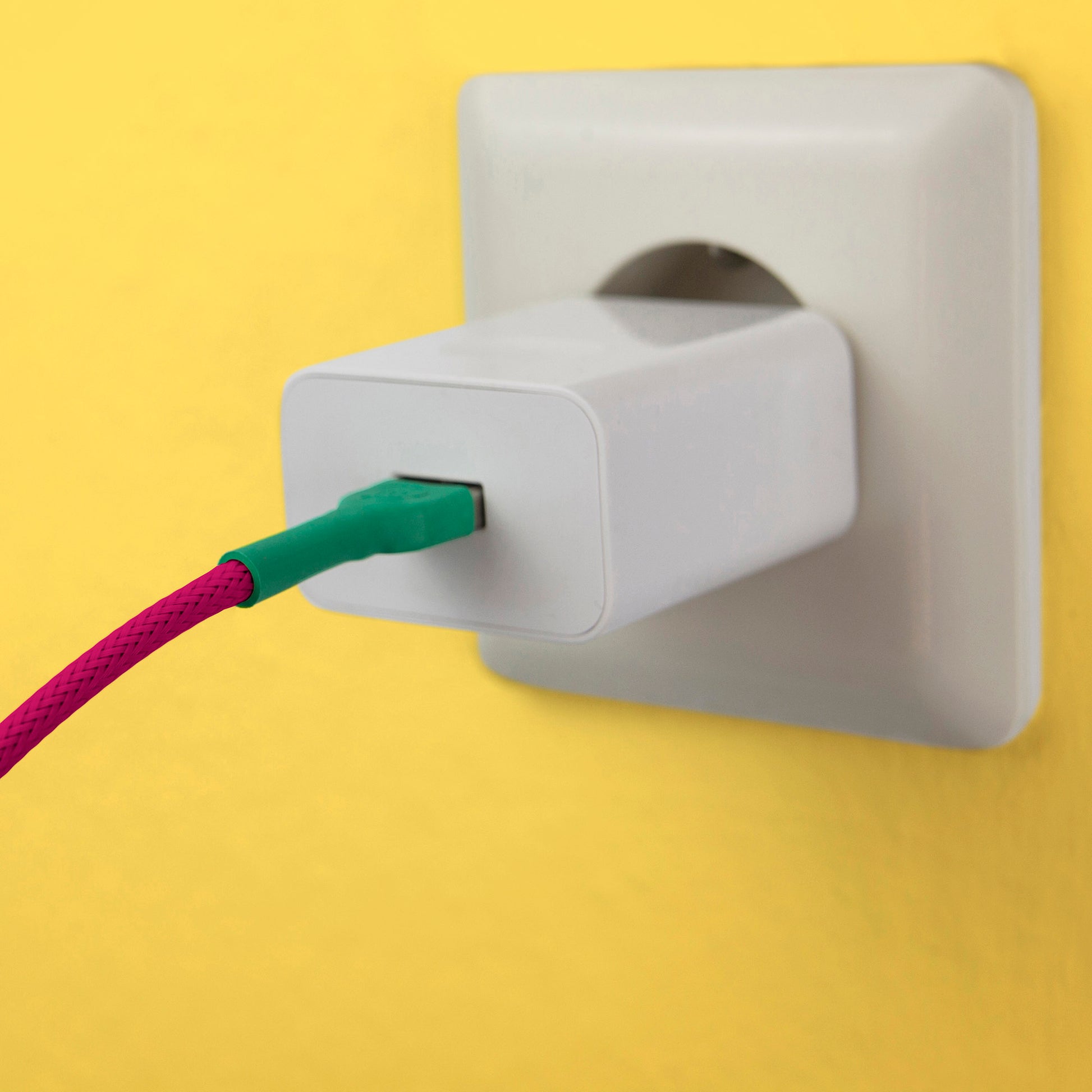 The recable is the bright spot of color in the otherwise conservative electrical industry. Illustration: A green-purple recable is plugged into a charger, which is connected to the power socket.