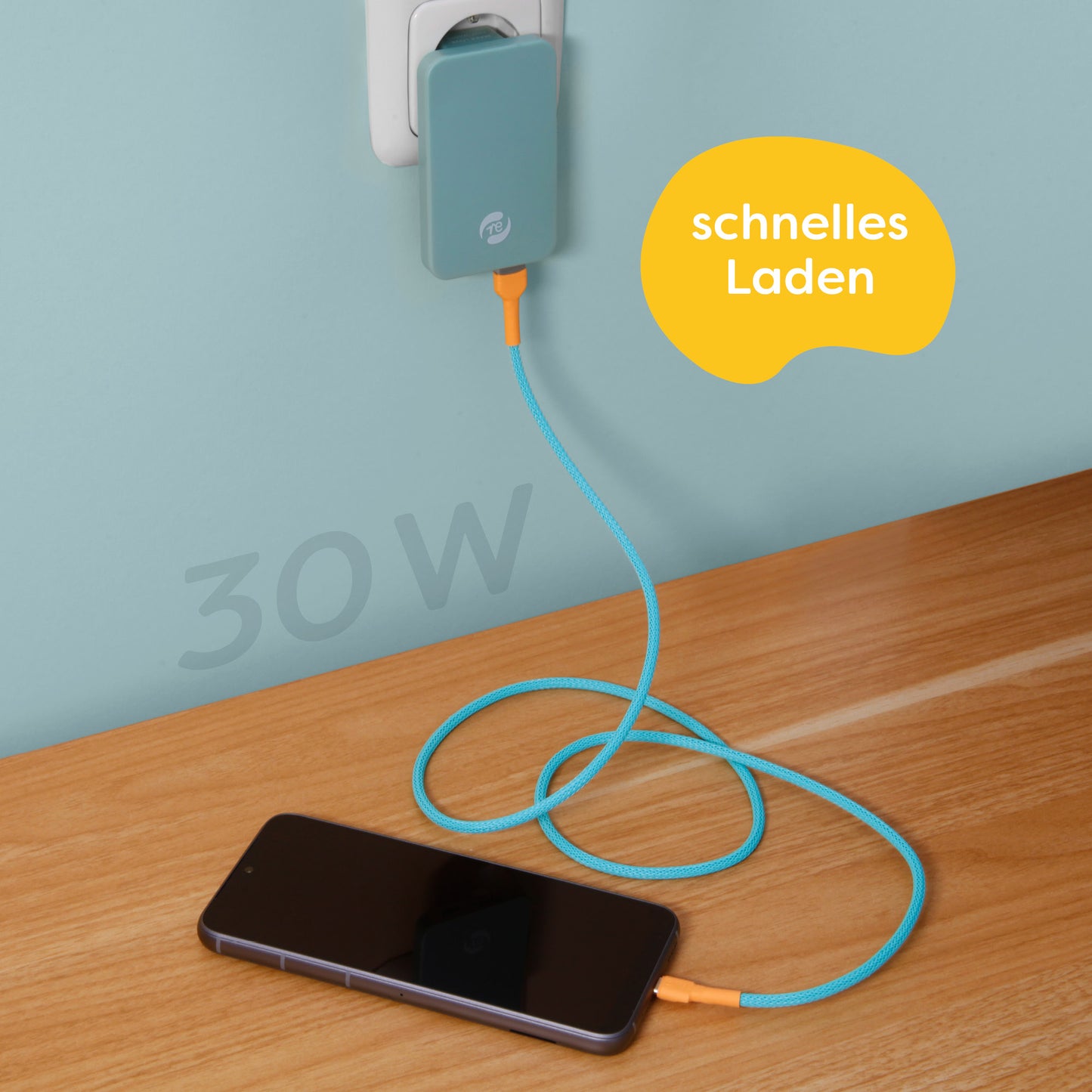 Mit 30 Watt lädt der reparierbare Dual Port Charger besonders schnell.