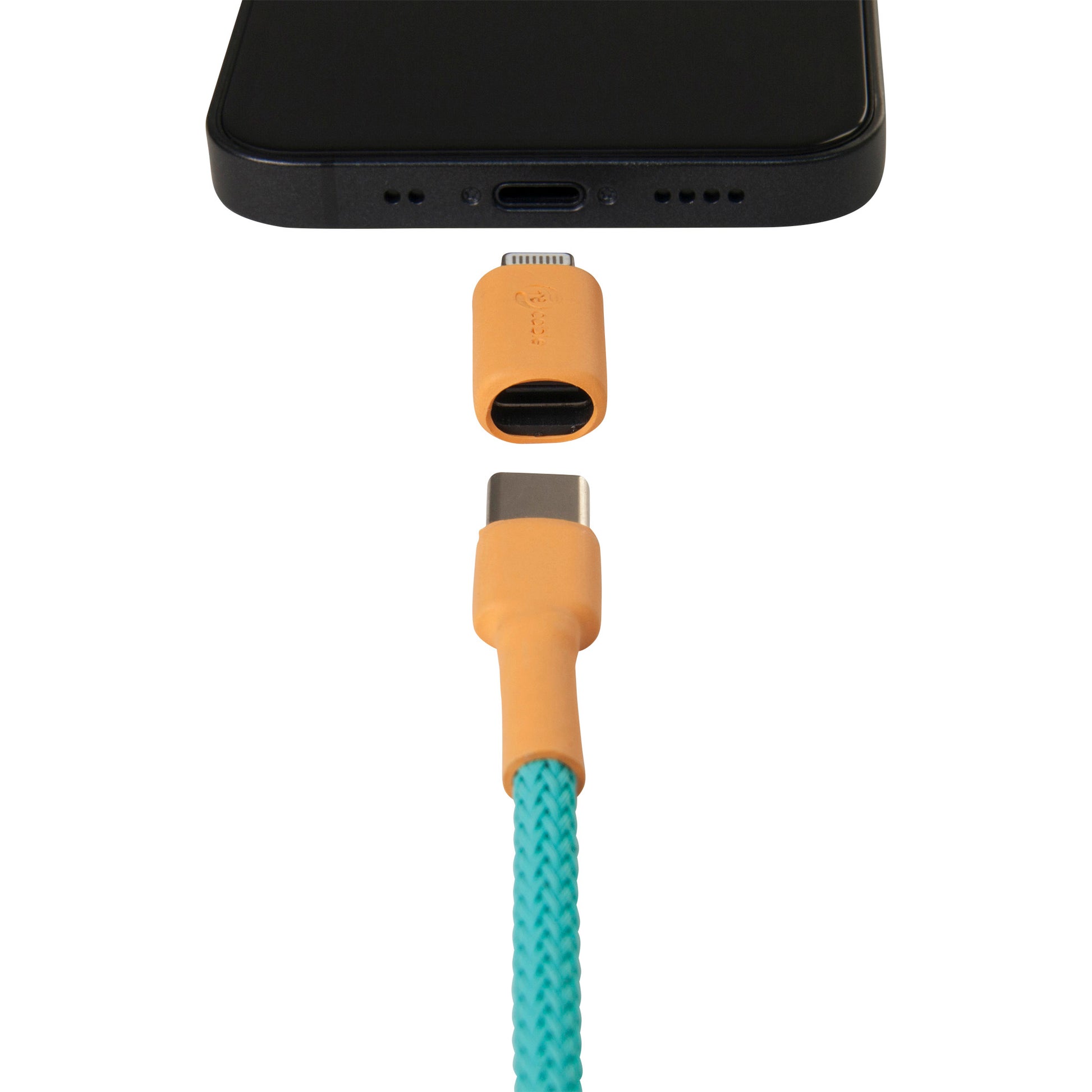 Ansicht uneingestecktes USB C-Kabel und Lightning-Adapter vor iPhone