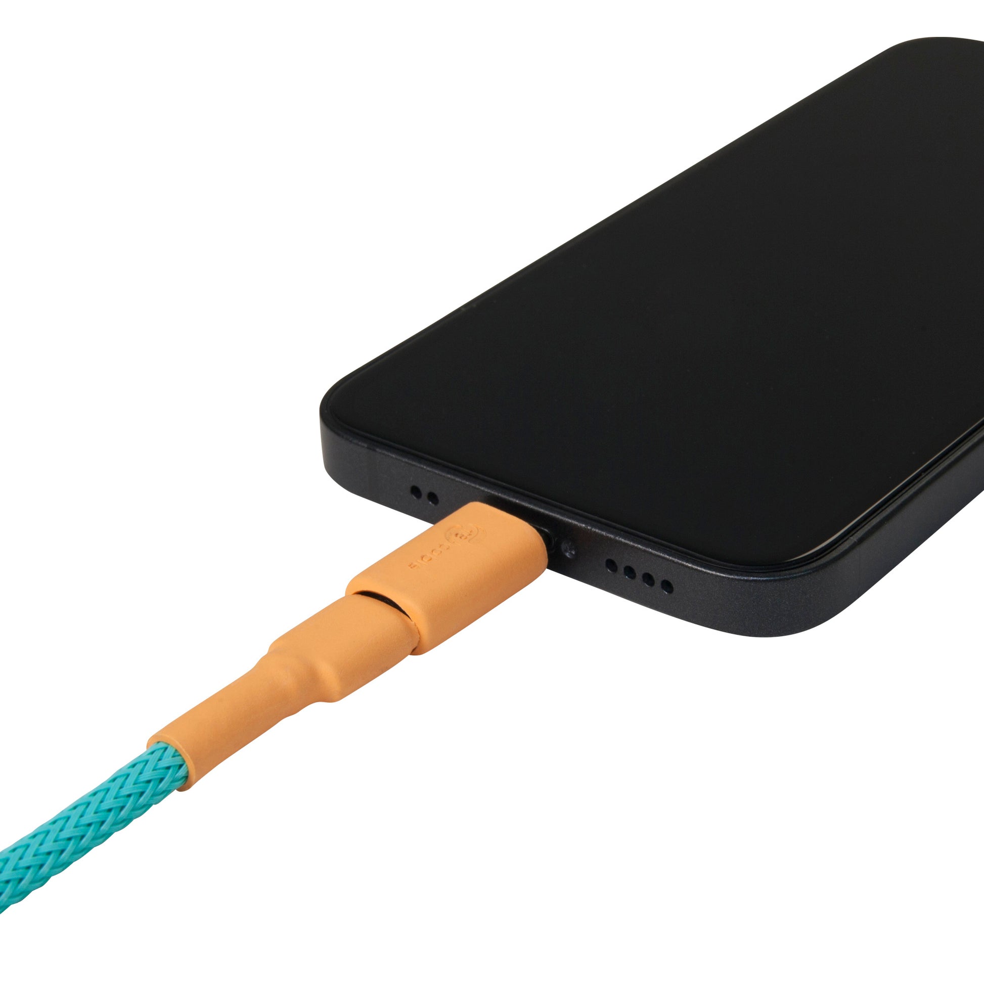 in ein iPhone eingestecktes USB C-Kabel mit Lightning-Adapter