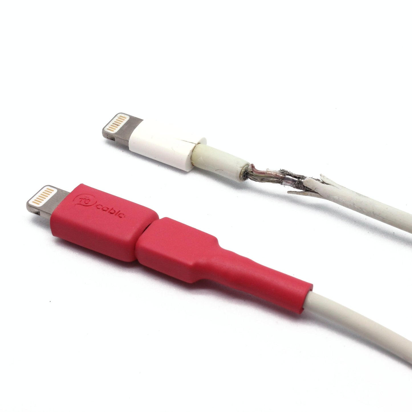 Vergleich: Ein recable mit Lightning Adapter in roter Farbe und ein defektes Lightning-Kabel der Marke mit dem Apfellogo