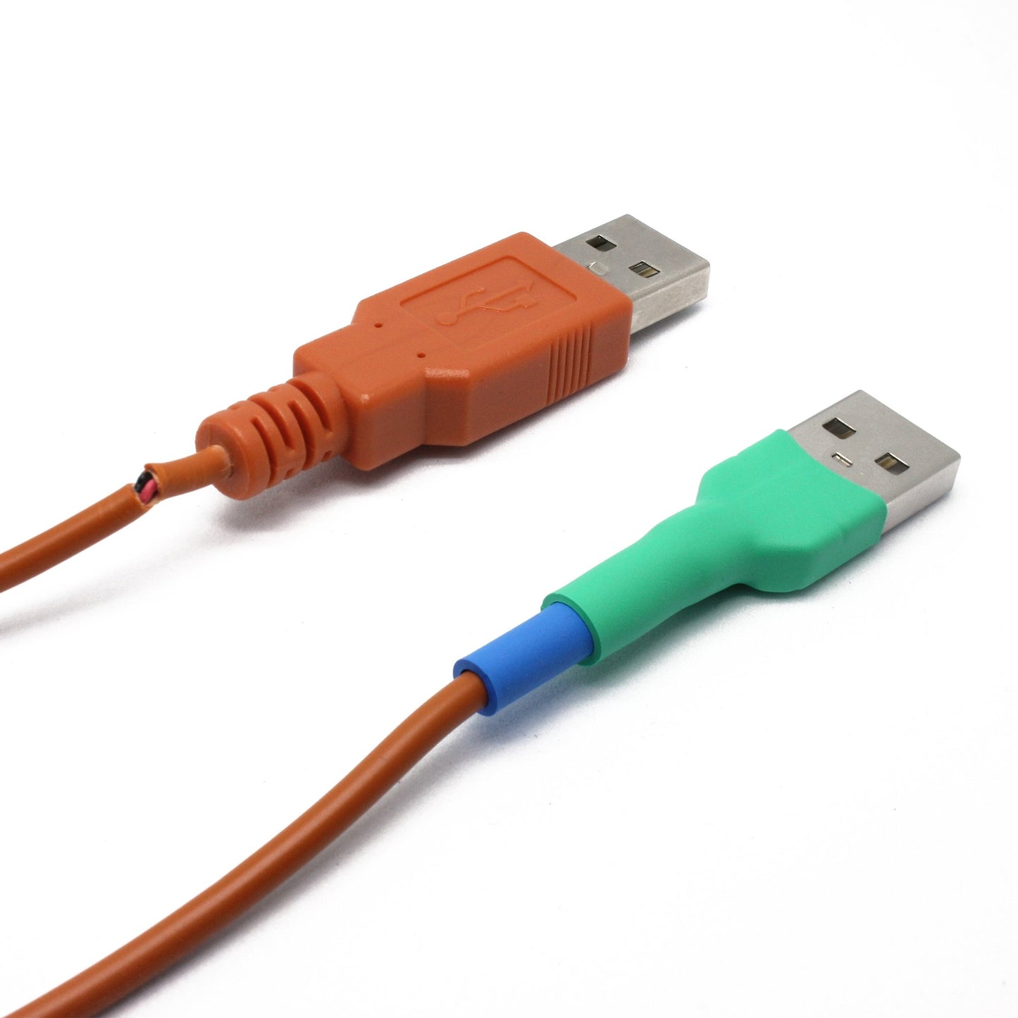 Vergleich: Ein recable in den Farben pastellgrün, blau und rot und ein defektes Kabel eines alternativen Herstellers