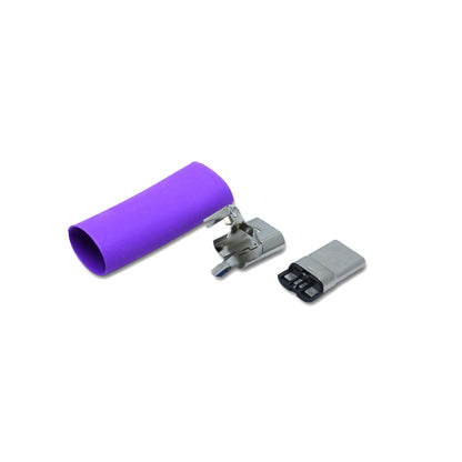 Ein Schrumpfschlauch in der Farbe lila und Metallteile für den USB C Anschluss